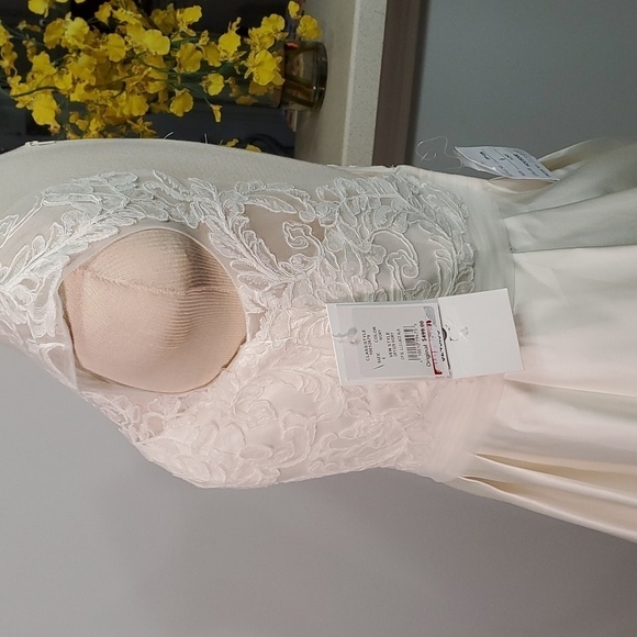 Wedding dress, David's Bridal, NWT. Size 6. Ivory lace and satin. Low V back. - Picture 4 of 16